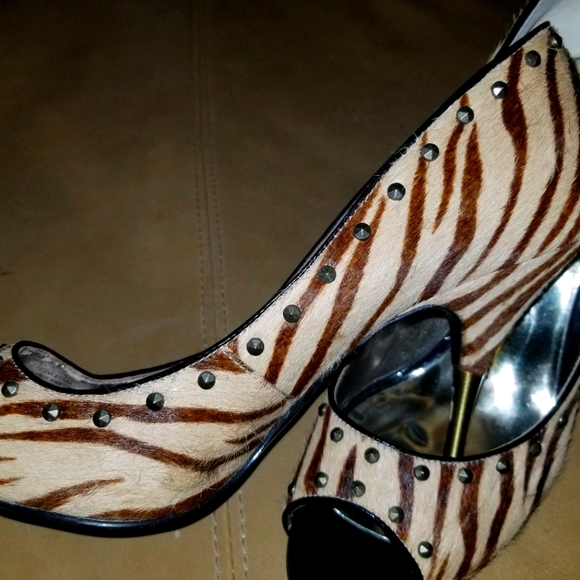 Shoes - Picture 1 of 8